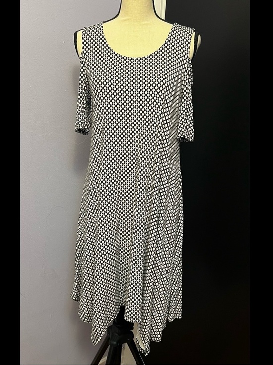 Adrianna Papell Dresses & Skirts - Adrianna Papell Black and White Cold-Shoulder Geometric A-Line Dress